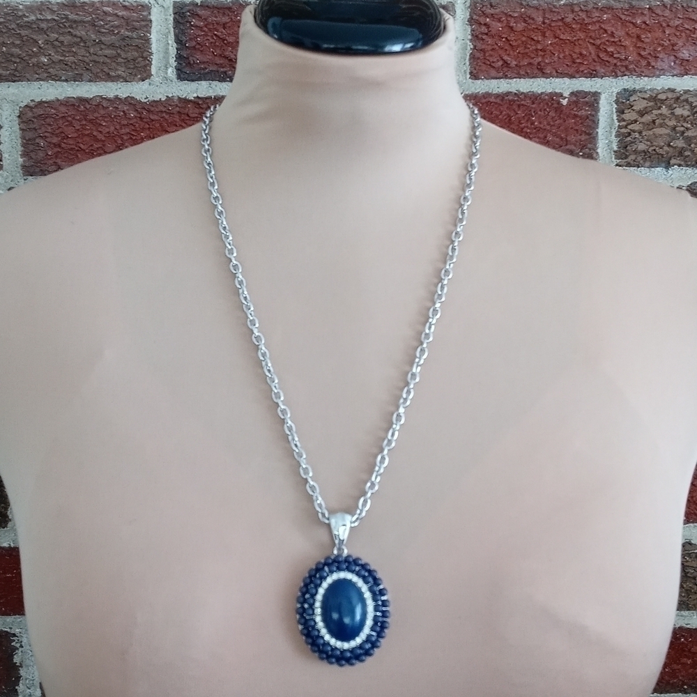 Beautiful navy blue center with faux diamond accents beautiful piece